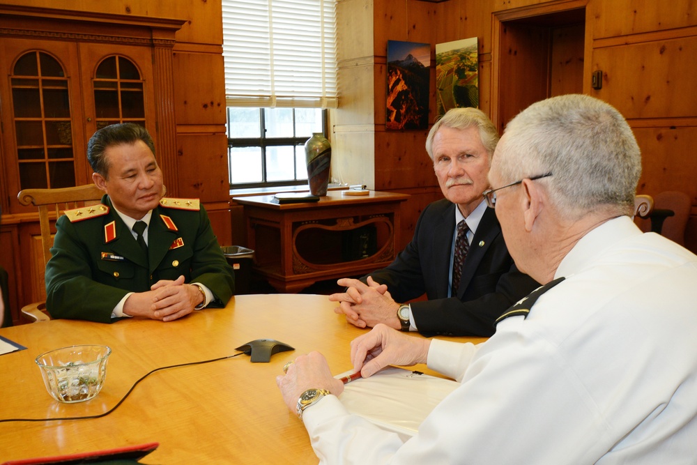Vietnam People's Army general meets Oregon governor