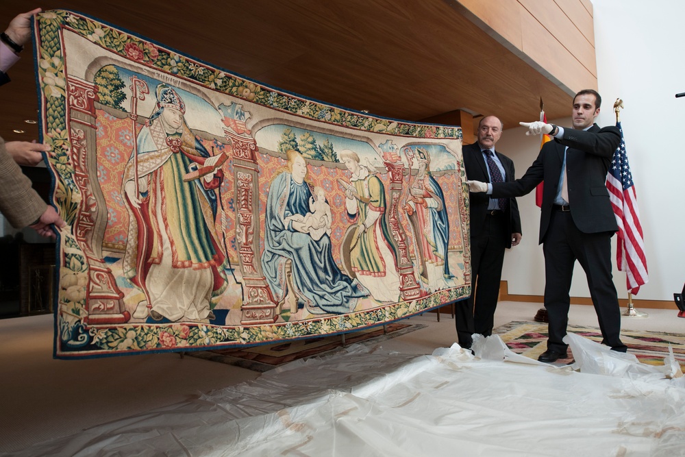 Displaying the tapestry