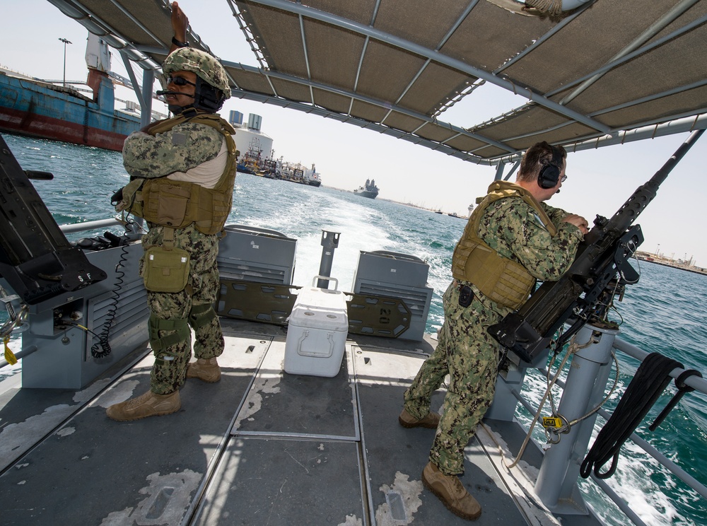 USS Green Bay (LPD 20) departs Jebel Ali