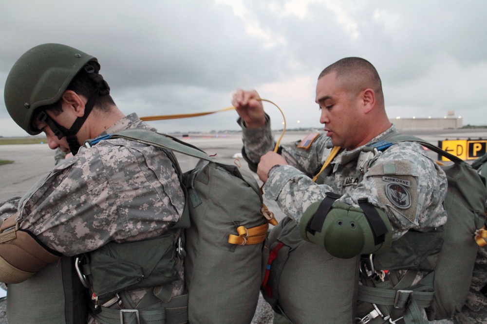 Dvids Images Socsouth Paratroopers Conduct Rotary Wing Airborne