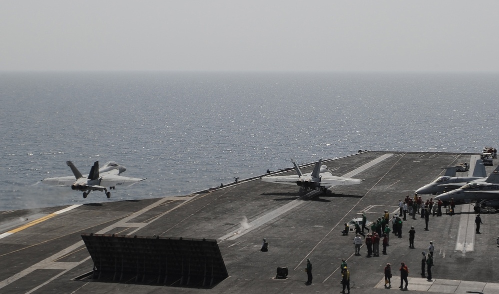 DVIDS - Images - USS Dwight D. Eisenhower flight operations [Image 1 of 3]