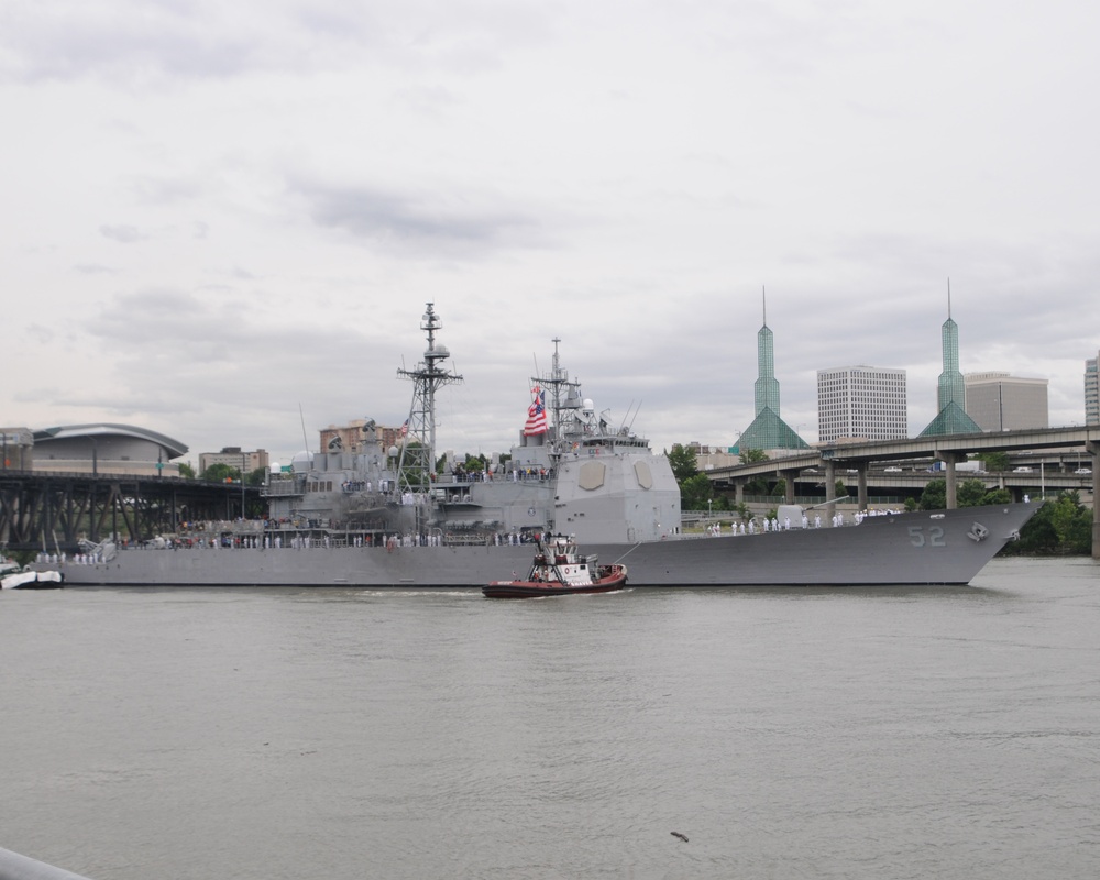 USS Bunker Hill arrives