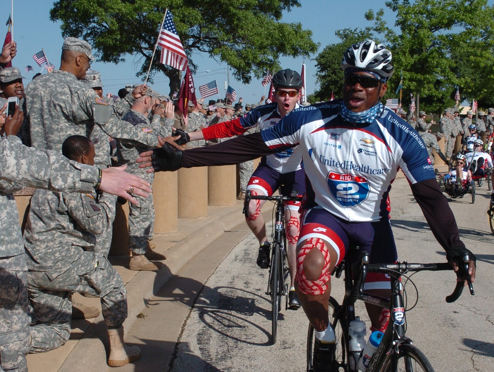 Fort Hood soldiers salute Ride 2 Recovery cyclists