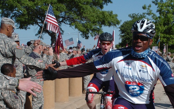 Fort Hood soldiers salute Ride 2 Recovery cyclists