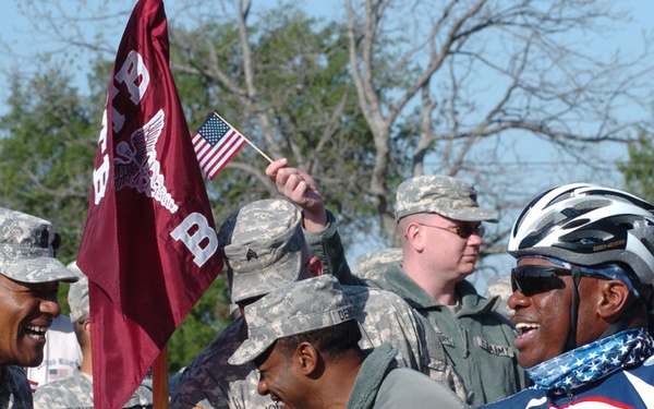 Fort Hood soldiers salute Ride 2 Recovery cyclists