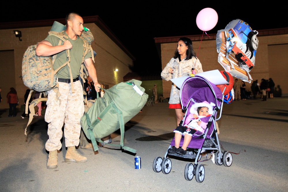 Friends, family welcome home I Marine Expeditionary Force