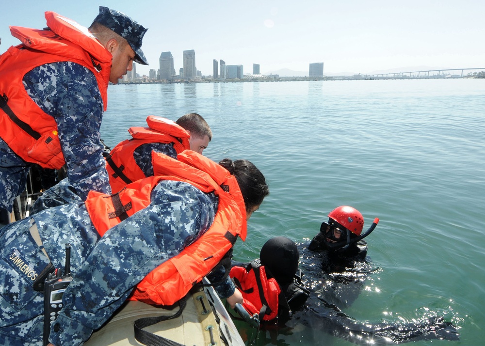 Search and rescue swimmer training