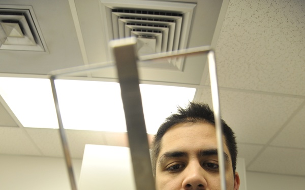 Checking a bacitracin disk