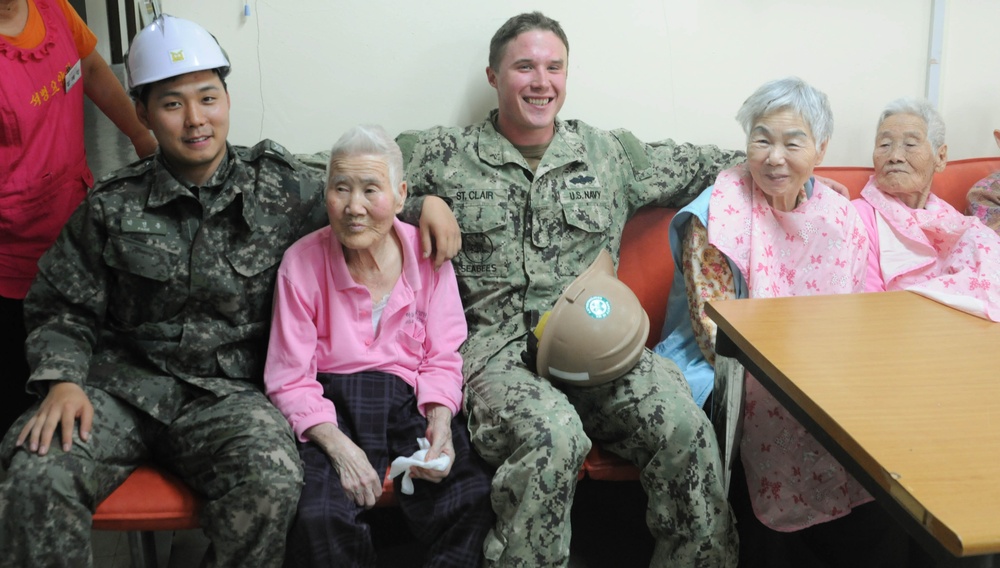 US, ROK sailors volunteer at local nursing home