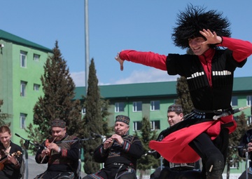 Georgians and Americans celebrate the end of Agile Spirit 13