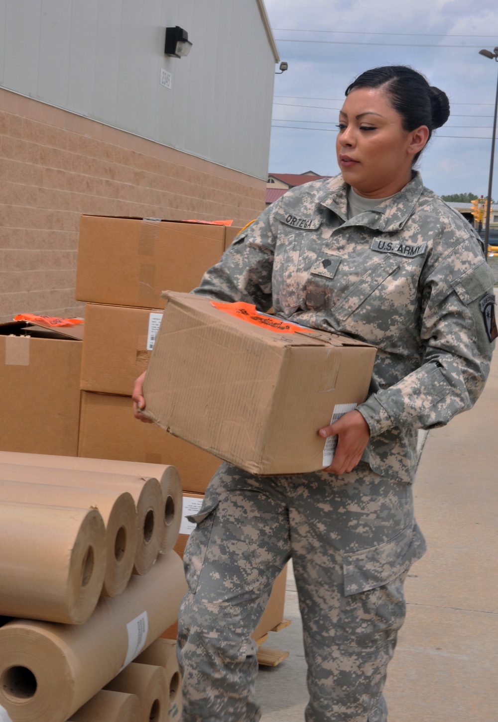 364th QM Company moves parts at SSA
