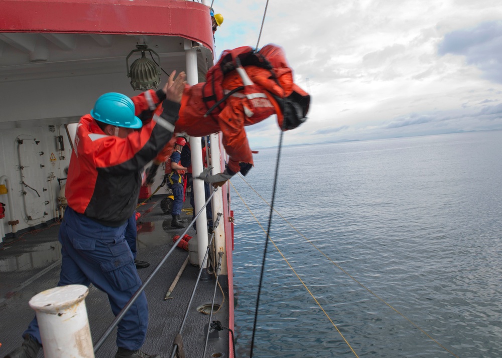 Polar Star training: Rescue swimmer