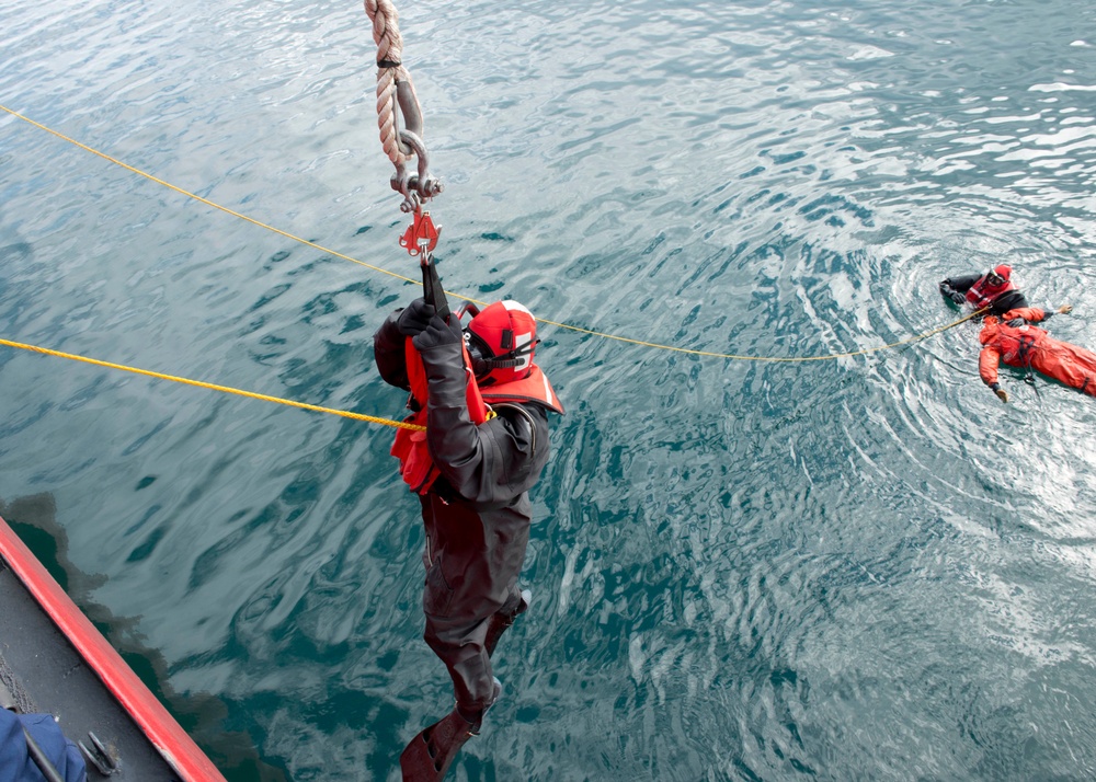 Polar Star training: Rescue swimmer