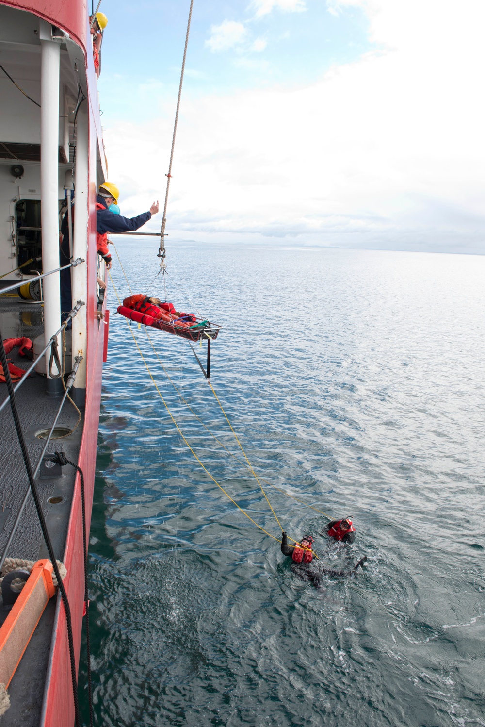 Polar Star training: Rescue swimmer