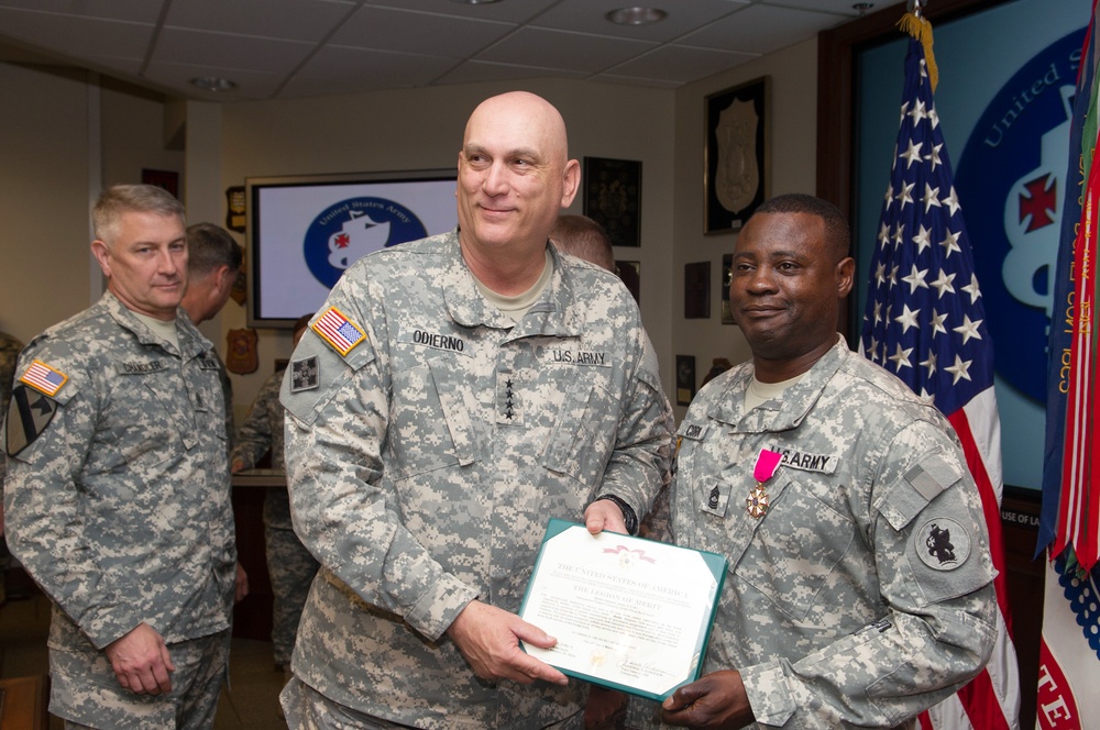 Odierno visits US Army South headquarters