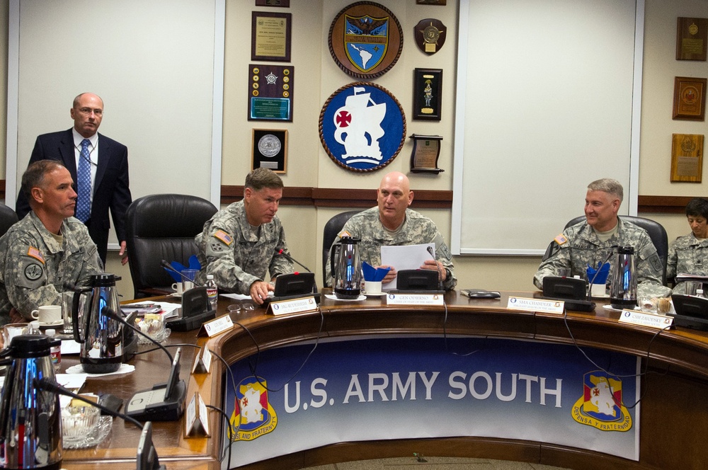Odierno visits US Army South headquarters