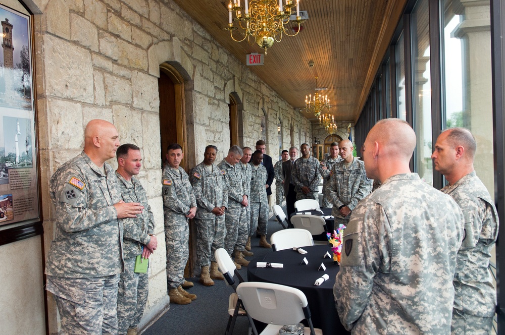 Odierno visits US Army South headquarters