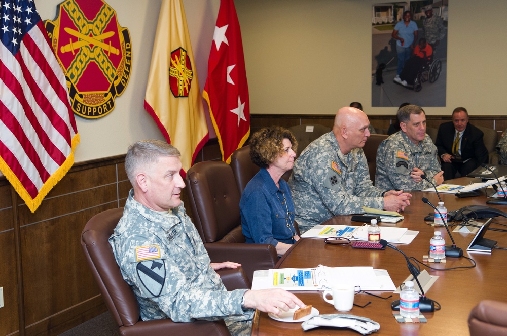 Odierno visits US Army South headquarters