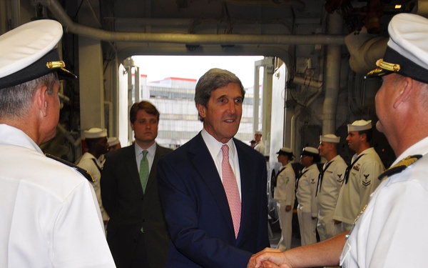 Kerry visits USS Wasp