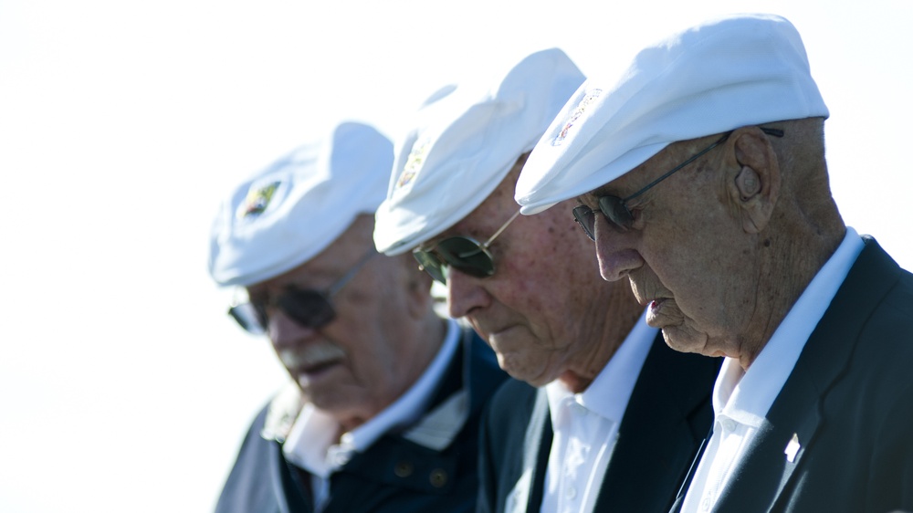 Doolittle Raiders take a moment during their final reunion