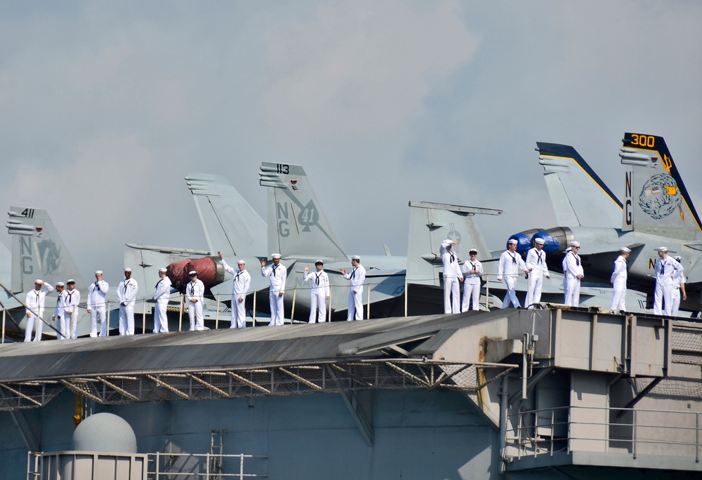 Sailors await arrival to Joint Base Pearl Harbor-Hickam