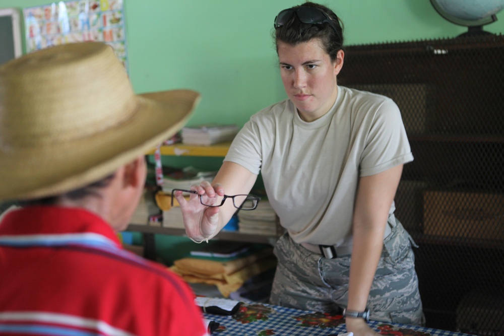 Beyond the Horizon-Panama 2013 provides medical assistance