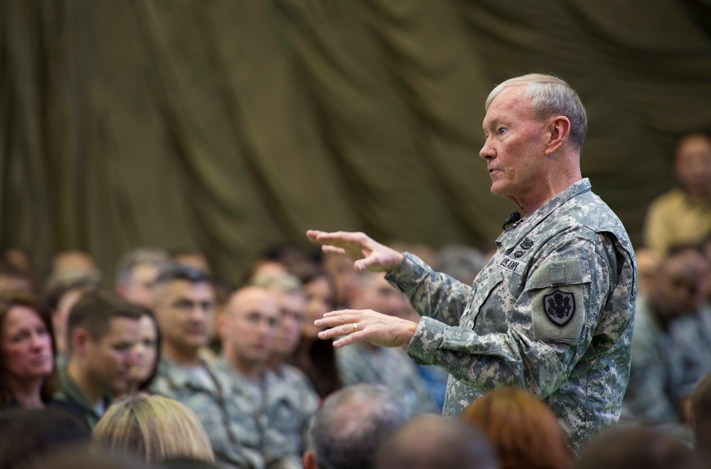 Top ranking US military officer visits Yokota