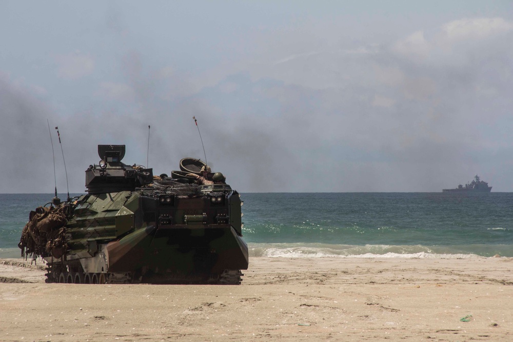 DVIDS - Images - Amphibious Assault Exercise [Image 6 of 24]