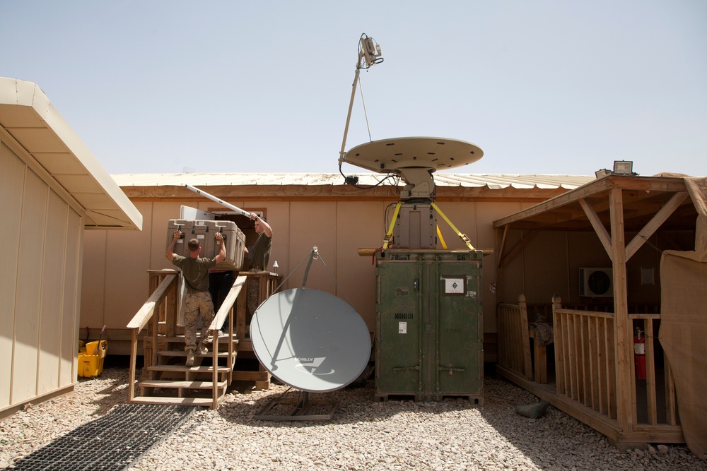 Marines set up a SNAP satellite communication system
