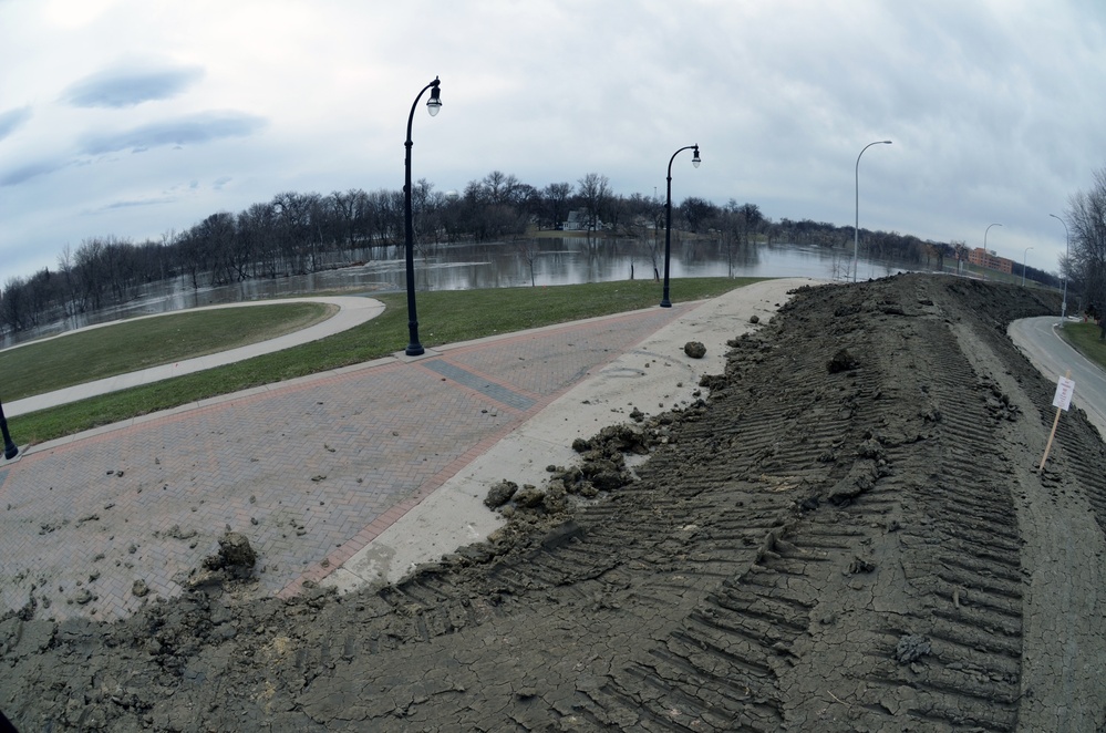 Corps continues Fargo, ND, flood fight