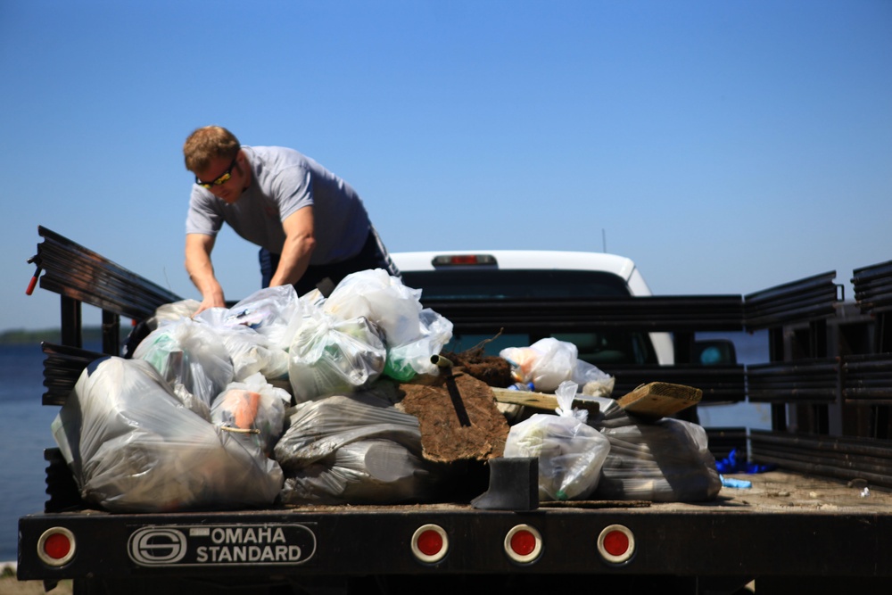 Splash for Trash: Servicemembers and civilians unite to clean up the coastline