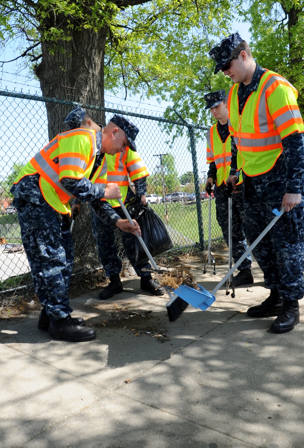 USS Abraham Lincoln sailors clean street for community service