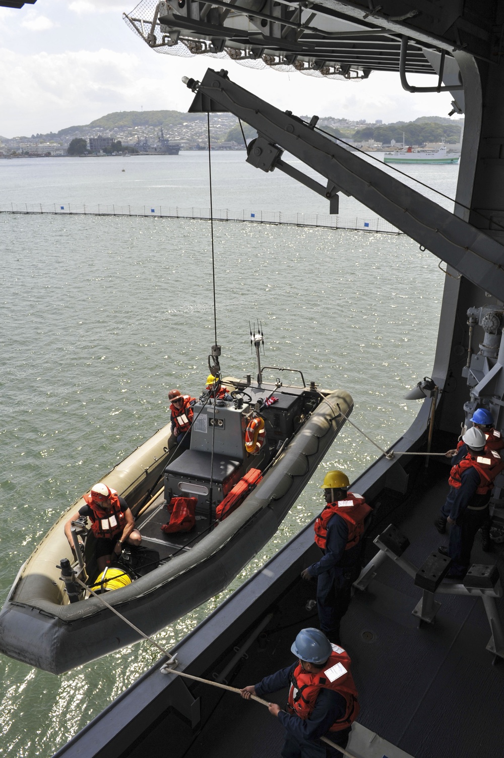 Bonhomme Richard sailors raise RHIB