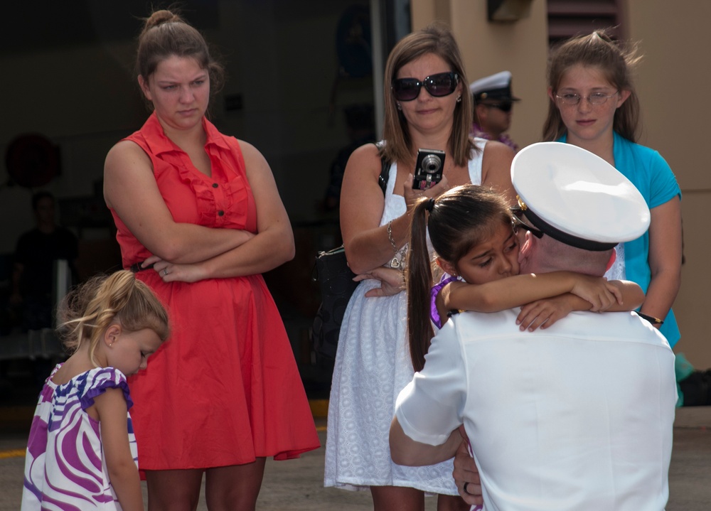 USS Chosin departs Hawaii