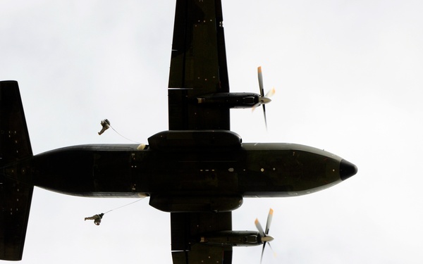 Operation Federal Eagle unites U.S., German paratroopers