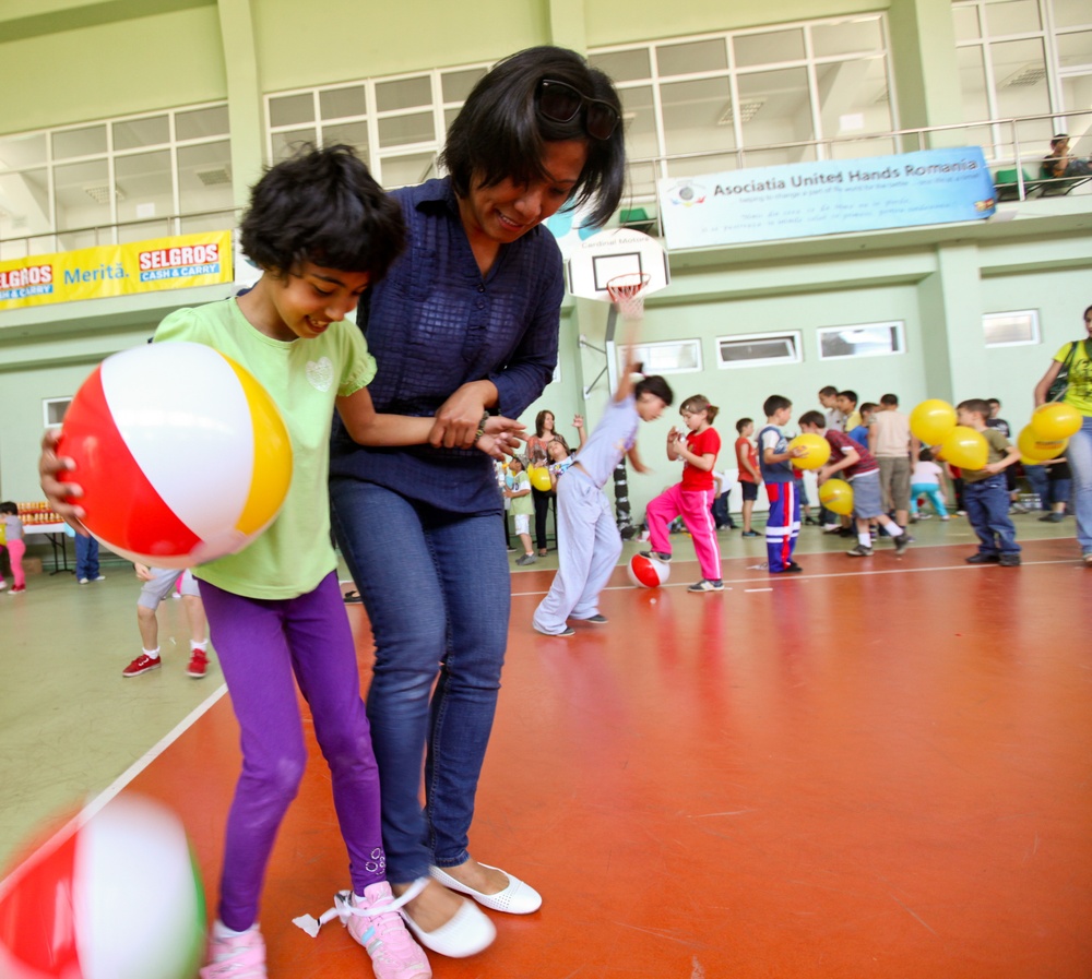 Marines lend a helping hand to children