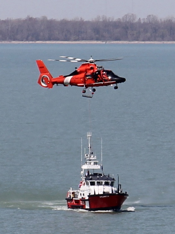 US, Canadian Coast Guard conduct rescue training in Lake Erie