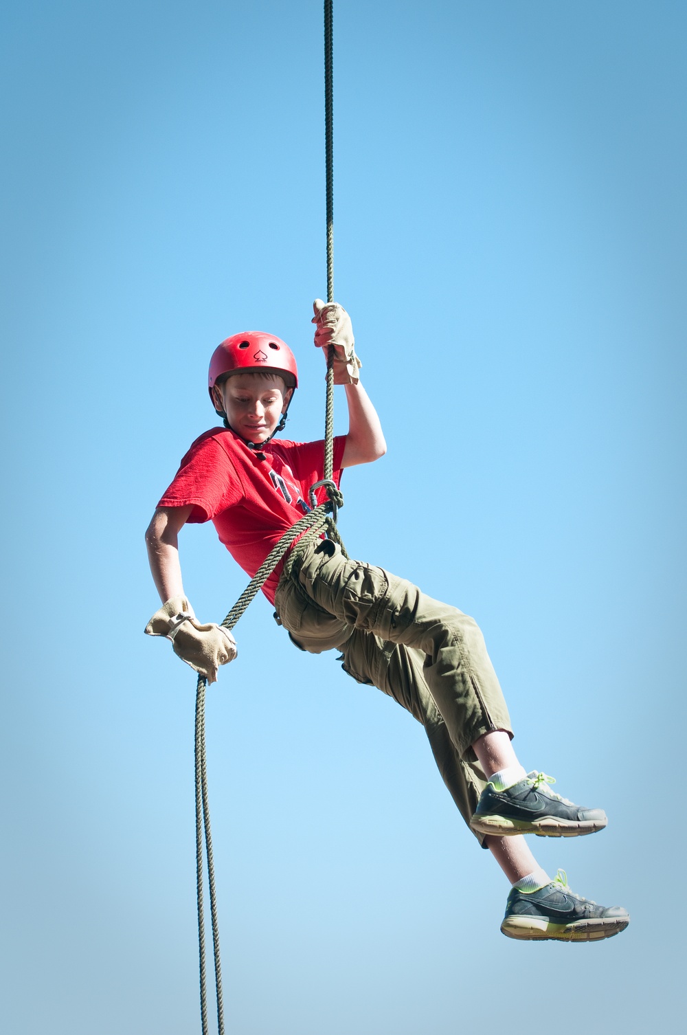 Soldiers teach Boy Scouts to rappel