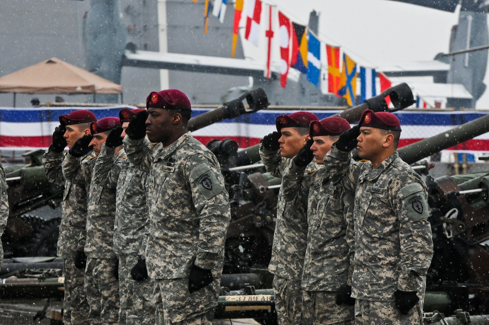 Airborne artillerymen salute USS Anchorage