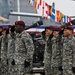 Airborne artillerymen salute USS Anchorage