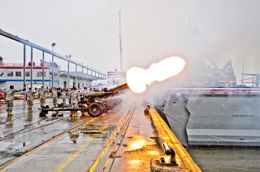 Airborne artillerymen salute USS Anchorage