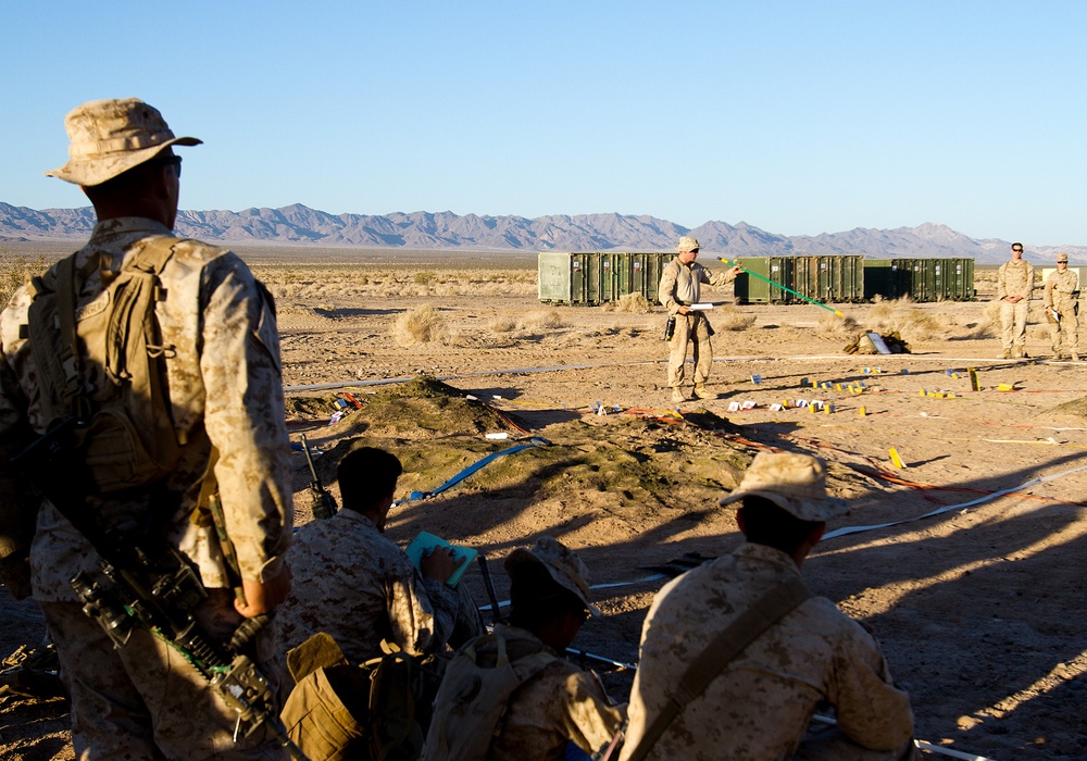Fighting Fifth conducts command and control tactics training during Exercise Desert Scimitar 2013