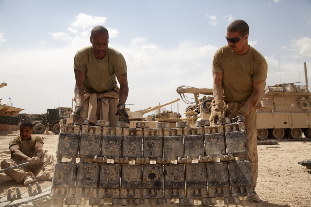 Shir Ghazay Scenes: M88A2 Hercules recovery vehicle maintenance