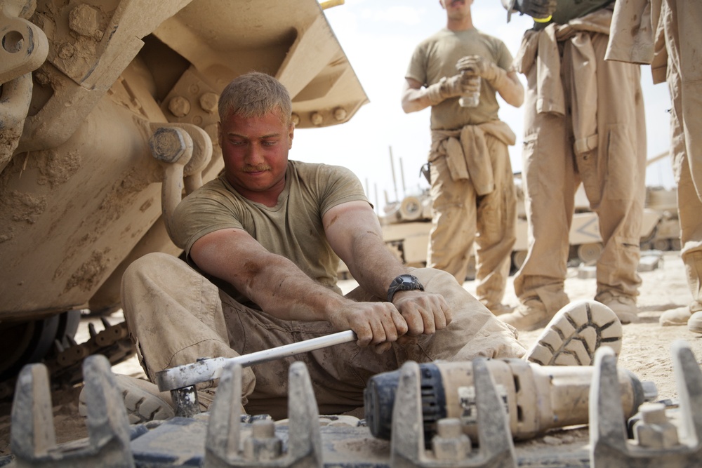 Shir Ghazay Scenes: M88A2 Hercules recovery vehicle maintenance