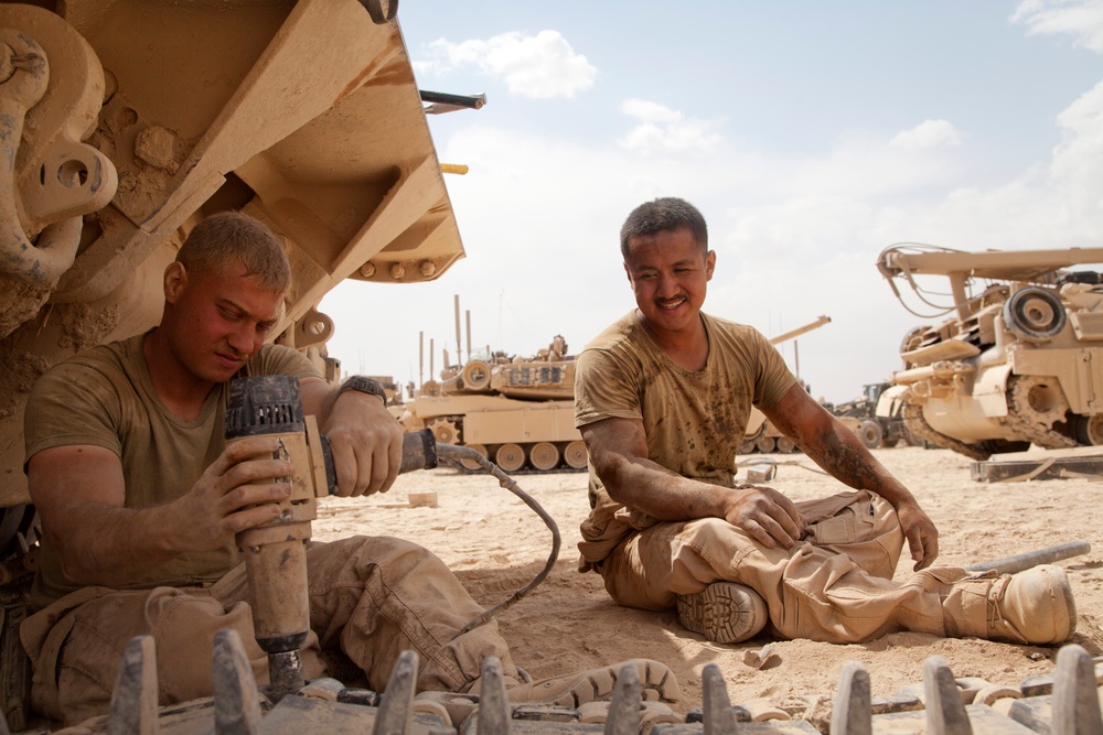 Shir Ghazay Scenes: M88A2 Hercules recovery vehicle maintenance