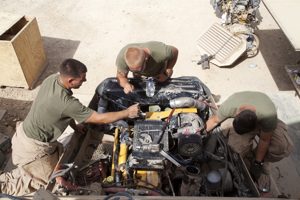 Shir Ghazay Scenes: CLR-2 mechanics replacing a MRAP engine