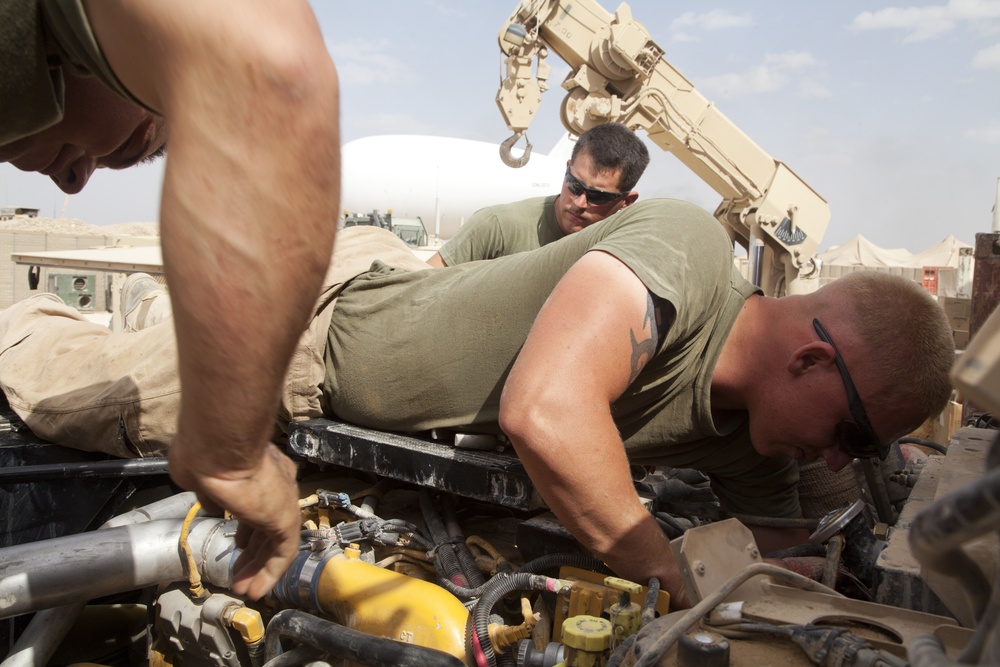 Shir Ghazay Scenes: CLR-2 mechanics replacing a MRAP engine