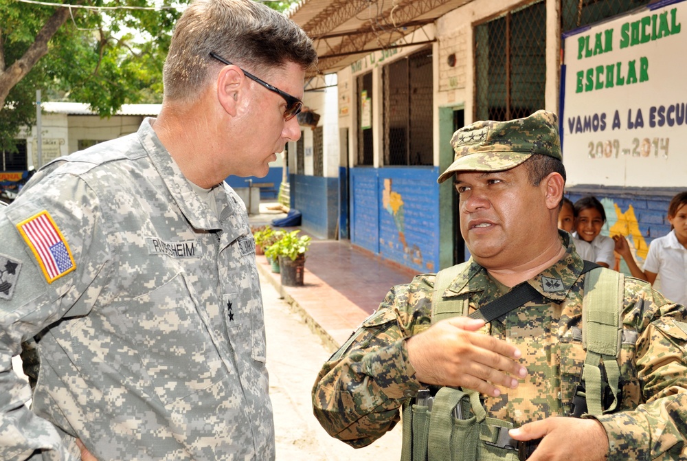 Army South commanding general visits El Salvador