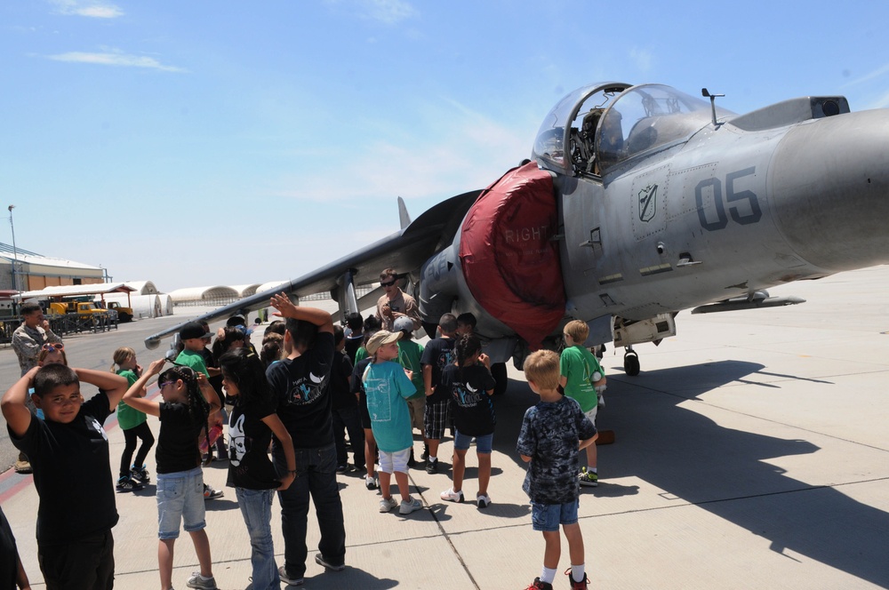 MCAS Yuma hosts &quot;Intro to Devil Dogs&quot; children's tour