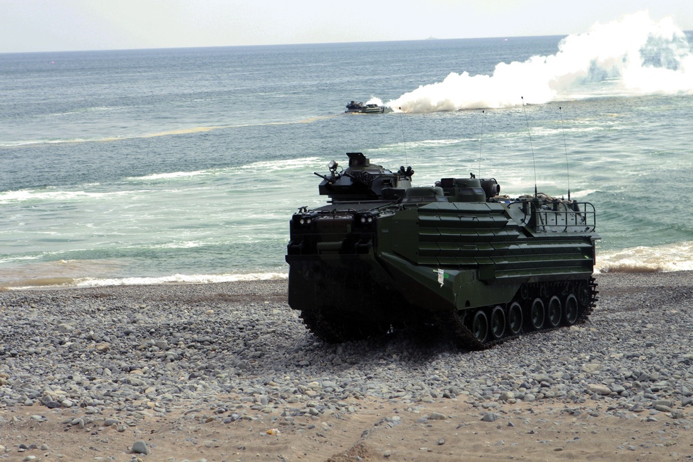 ROK, US Marine forces strengthen relations at Exercise Ssang Yong 2013